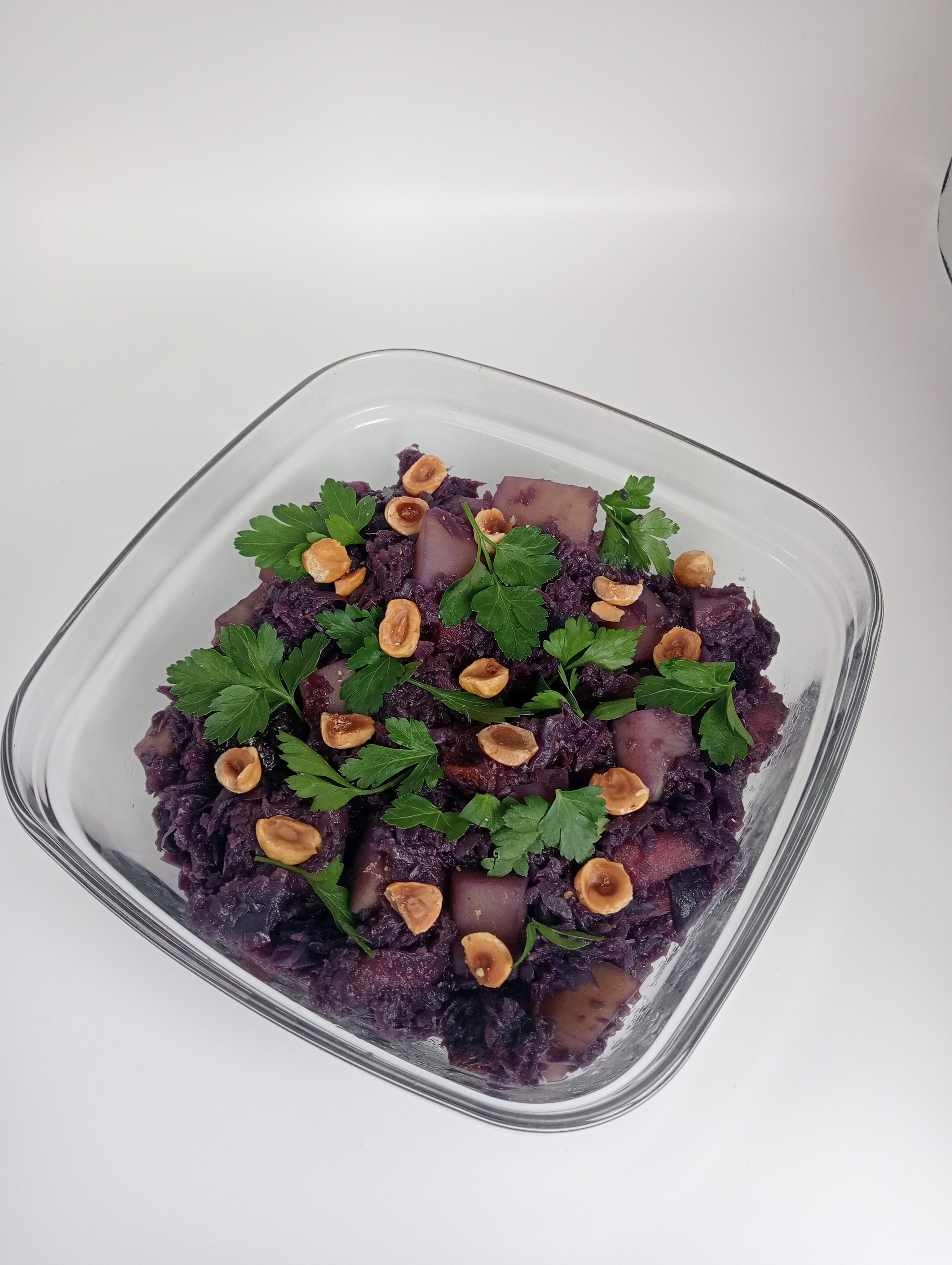 potee-vegetale-au-chou-rouge-pruneaux-pommes-et-noisettes